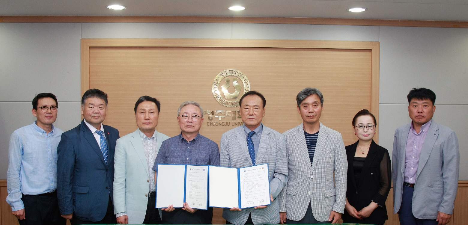 청주대학교와 대전 명석고등학교가 22일 오전 대학 대회의실에서 차세대 글로벌 인재양성을 위한 업무협약을 체결한 후 기념촬영을 하고 있다.